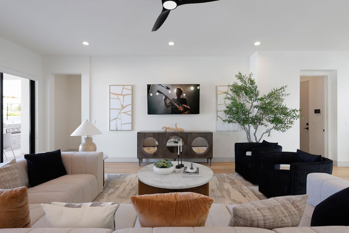 Sunrift-Pool & Spa-Game Room-Walk to Old Town! gallery image 4