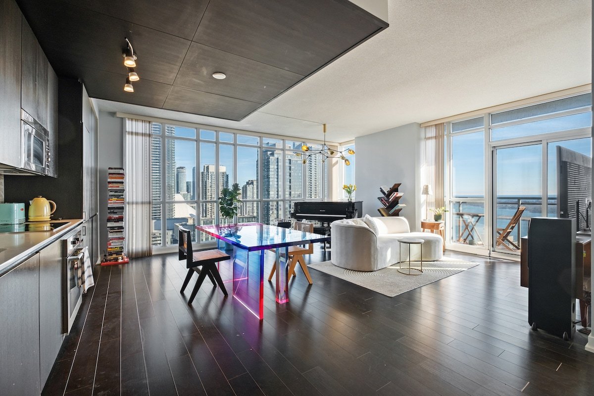 Lakeview 3 Bedroom Apt Central Toronto w/parking gallery image 2