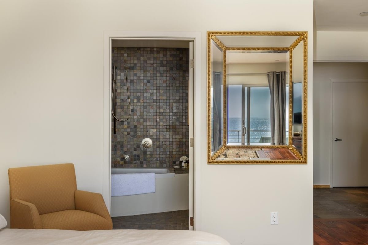 Wave House Coastal Retreat – Amazing Ocean Views gallery image 5