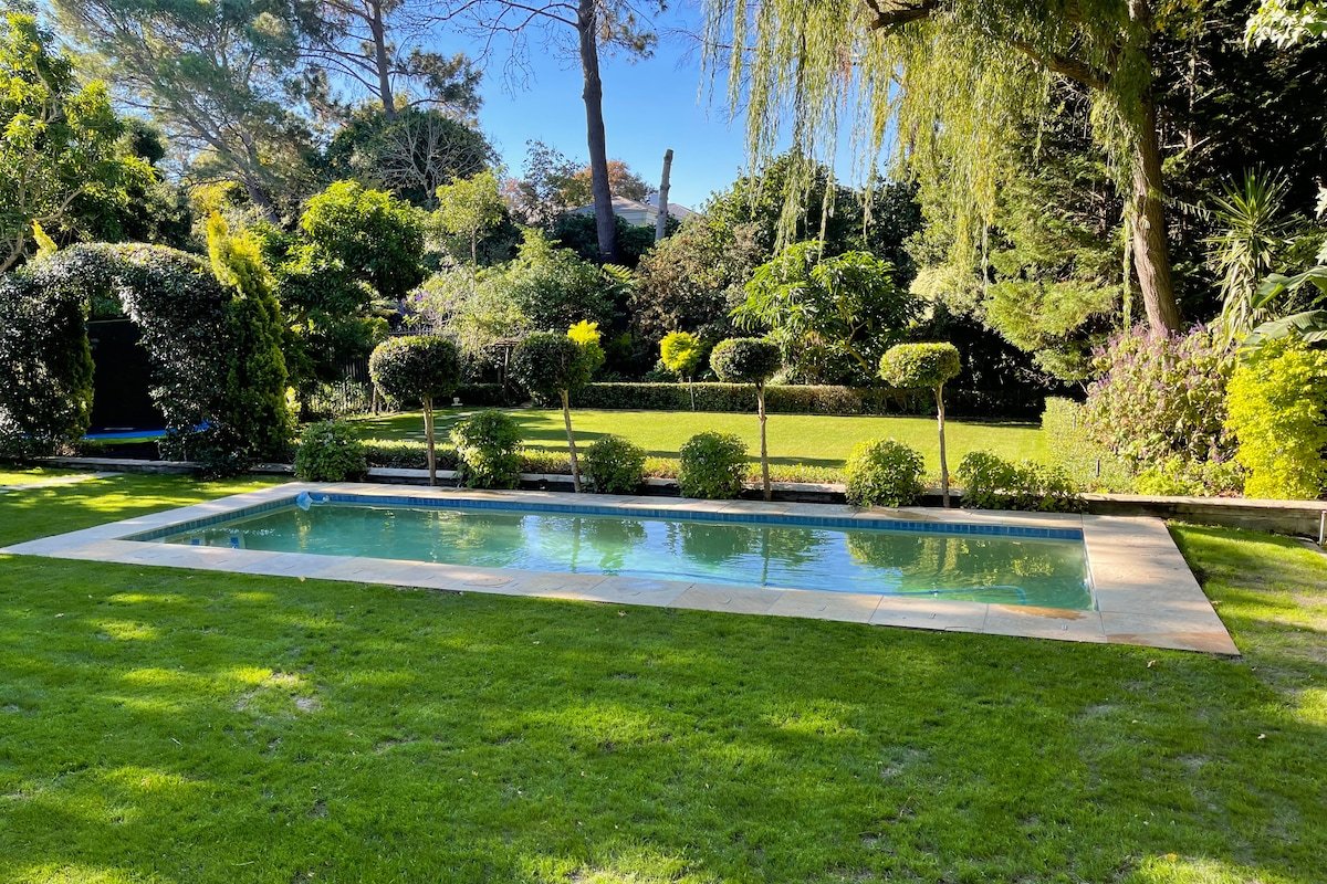 Beautiful family home in Constantia gallery image 3