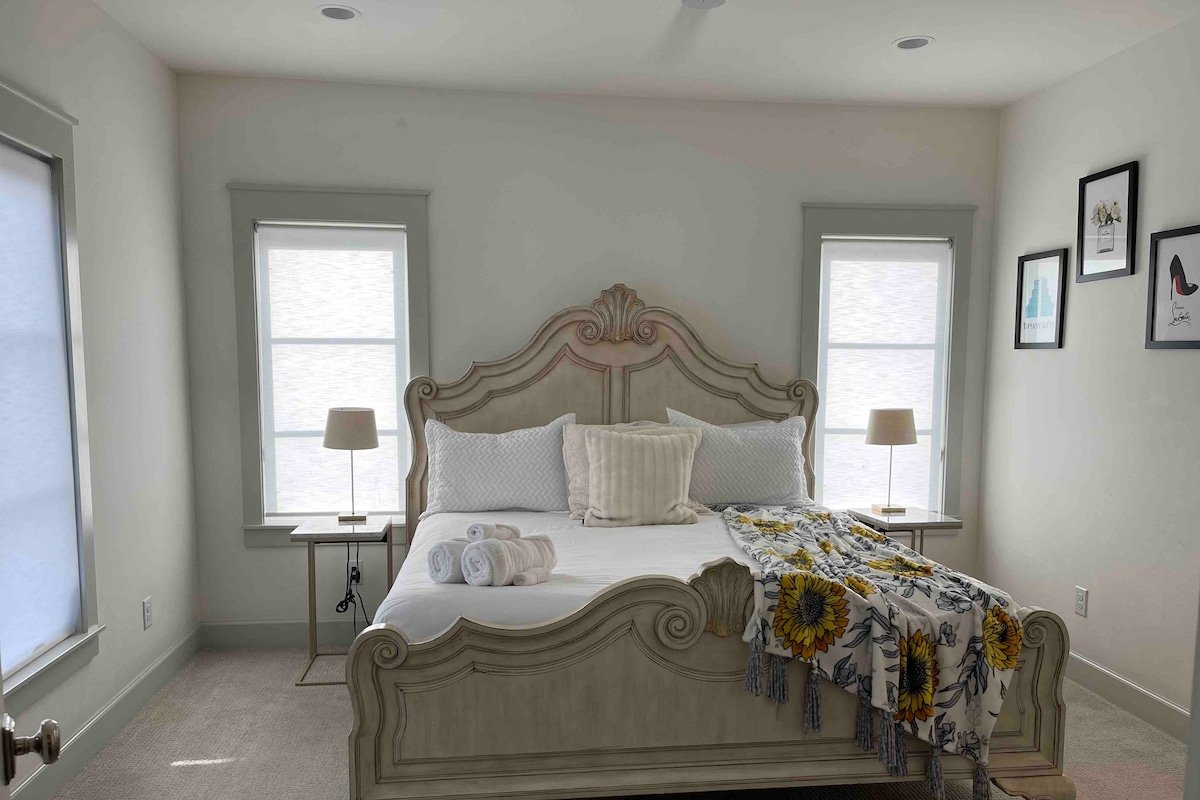 Beautiful Bishop Arts Townhouses: Sleeps 16 People gallery image 3