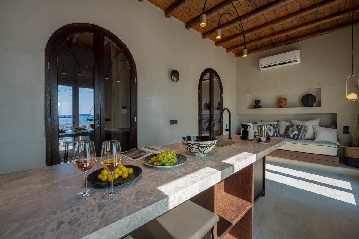 3 Bedroom Seaview Jacuzzi “Legends in Town” gallery image 3