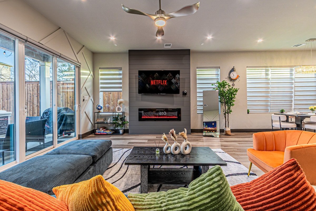 [Royal Luxury] Dallas Luxe Stay w/2 HotTubs+Games gallery image 2