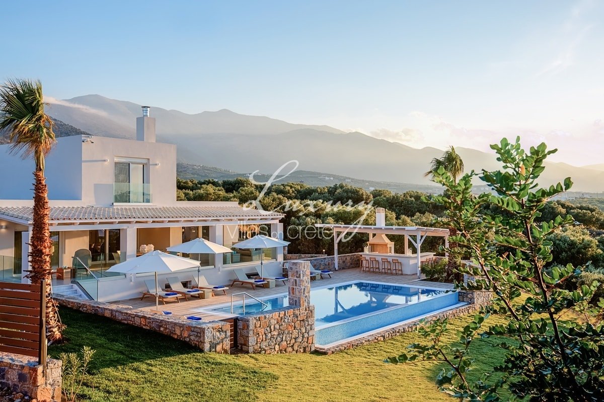 Villa Aquarius – 6 Bedrooms+ with heated pool gallery image 4