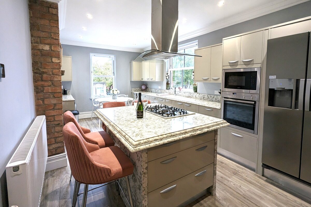 Luxury, Sleeps 6, Parking for 2 & 1 min to Metro gallery image 3