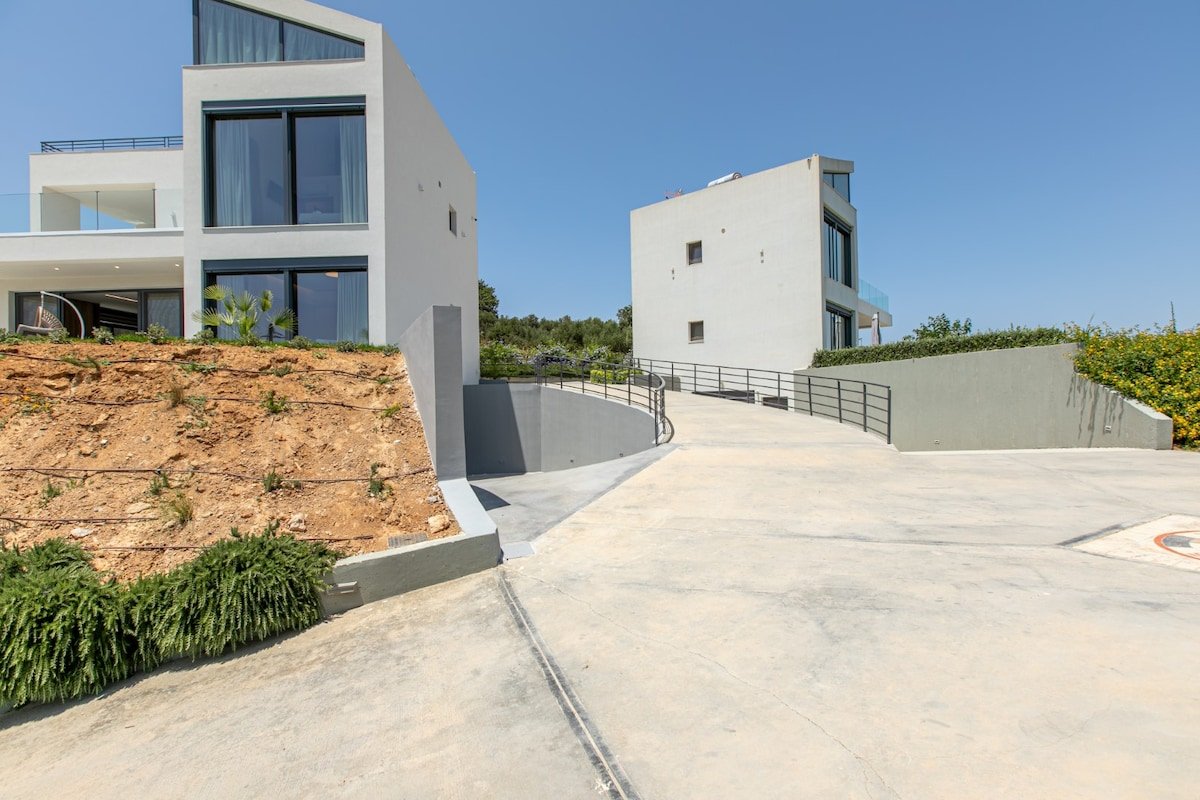 Lux villa 20 sleeps*2 Pool* Sea view*8 Bedrooms gallery image 5