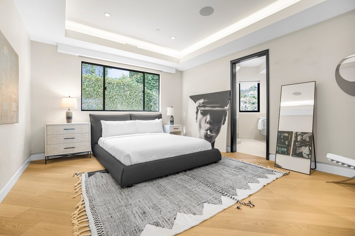 Hollywood Hills City Scape Dream w/ Theater & Gym gallery image 2