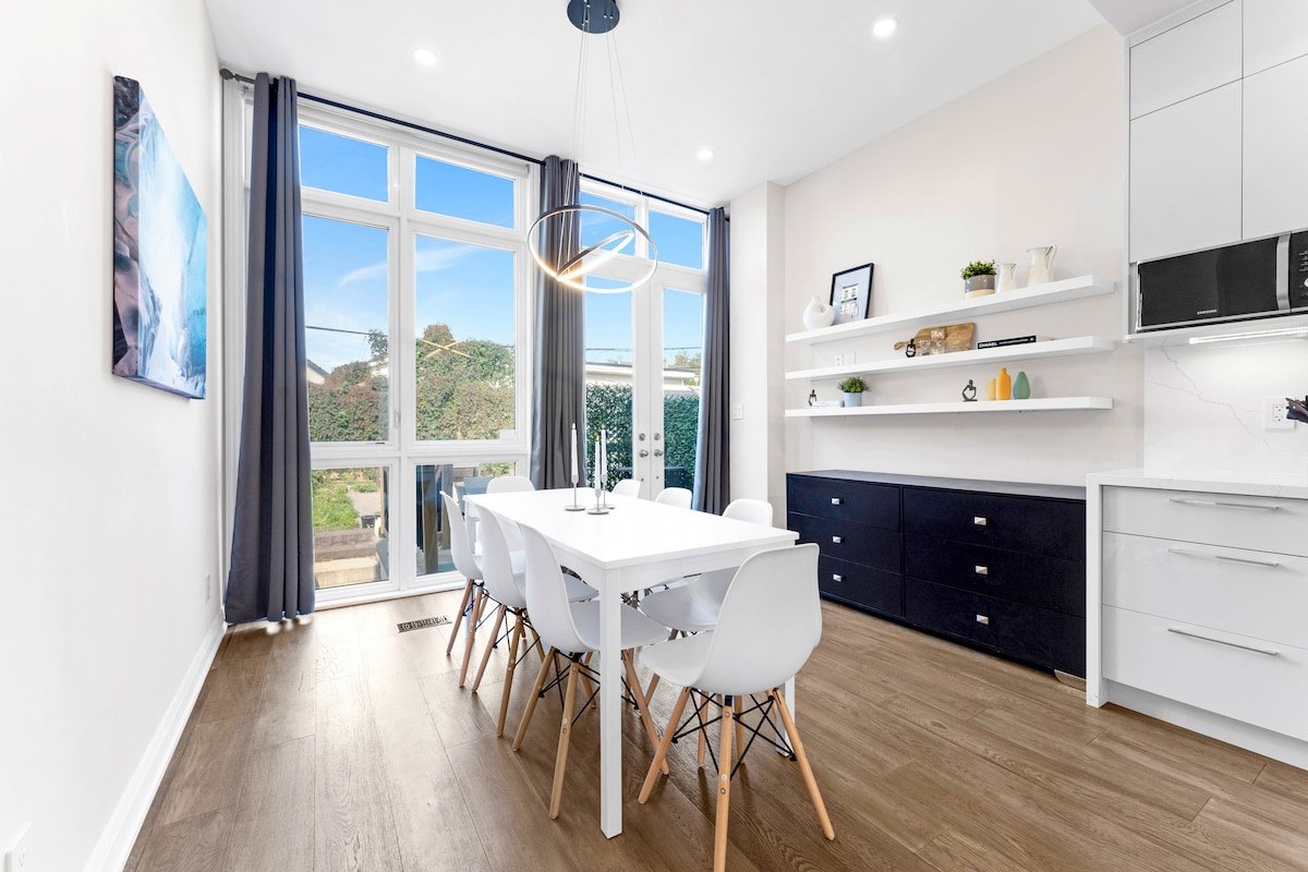 Dec Deal! Modern 4br, Free Parking, Prime Location gallery image 3