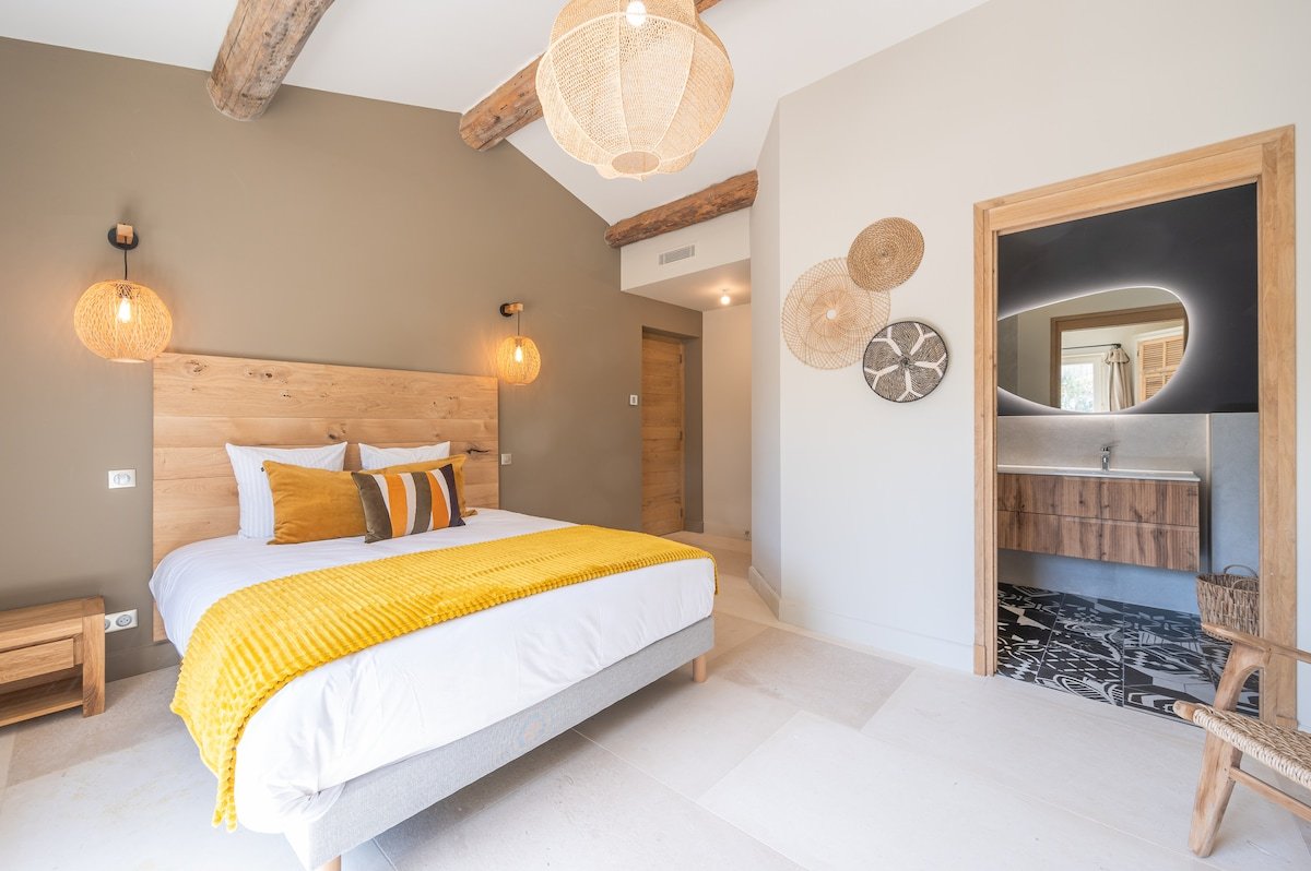 Provencal farmhouse with private swimming pool gallery image 2