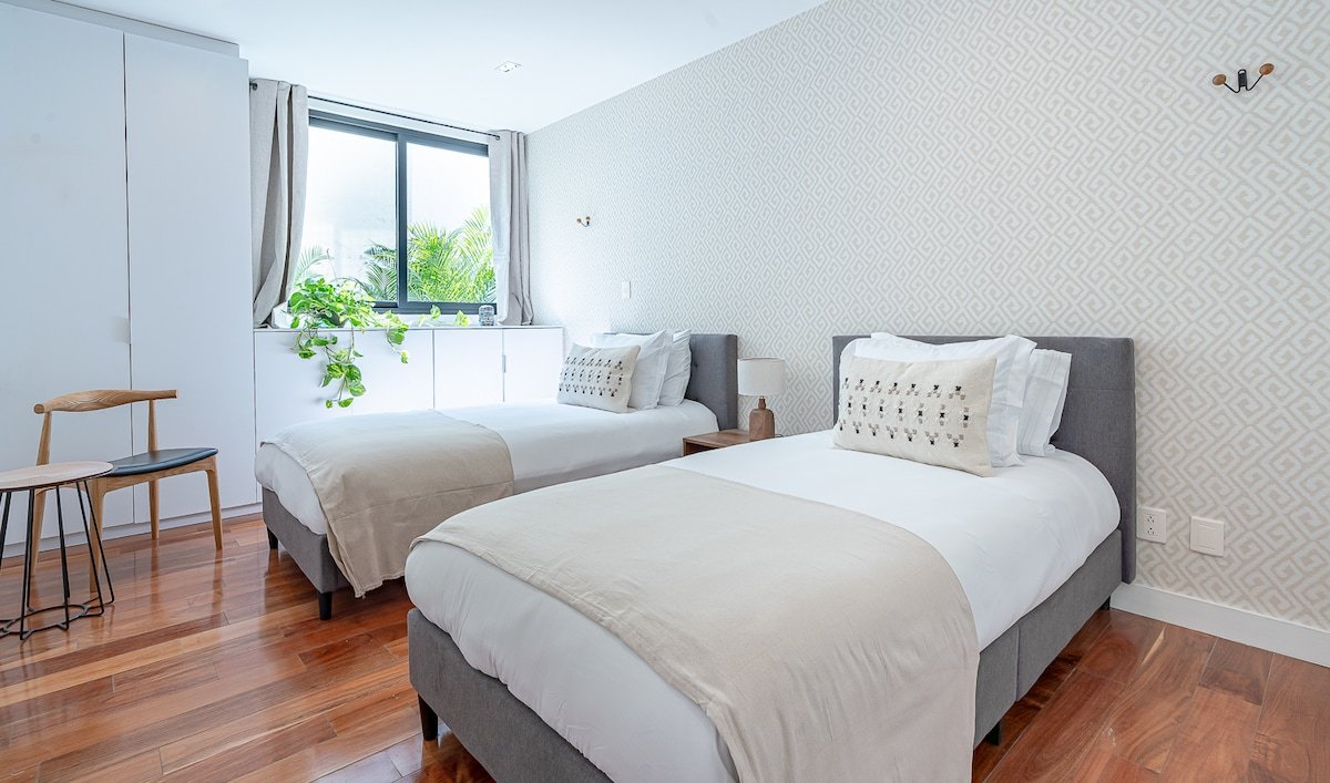 Best Location, 3BR with A/C, Sunny Terrace, gallery image 3