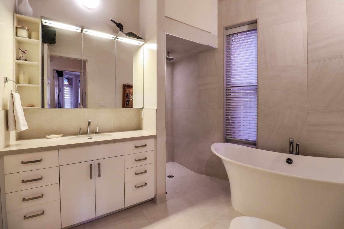 Modern Victorian w/Parking by UofT & Rogers Center gallery image 4