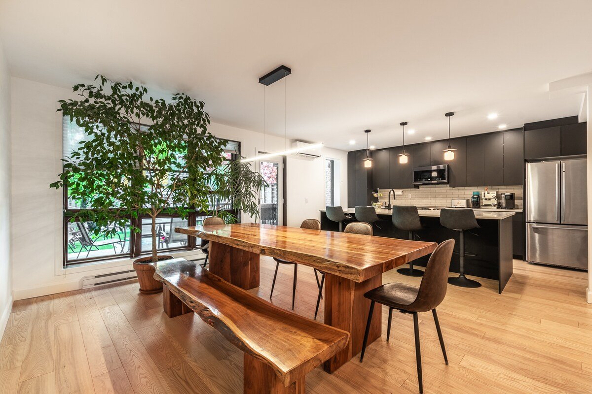 3 Floor Cottage with large sunny backyard gallery image 3