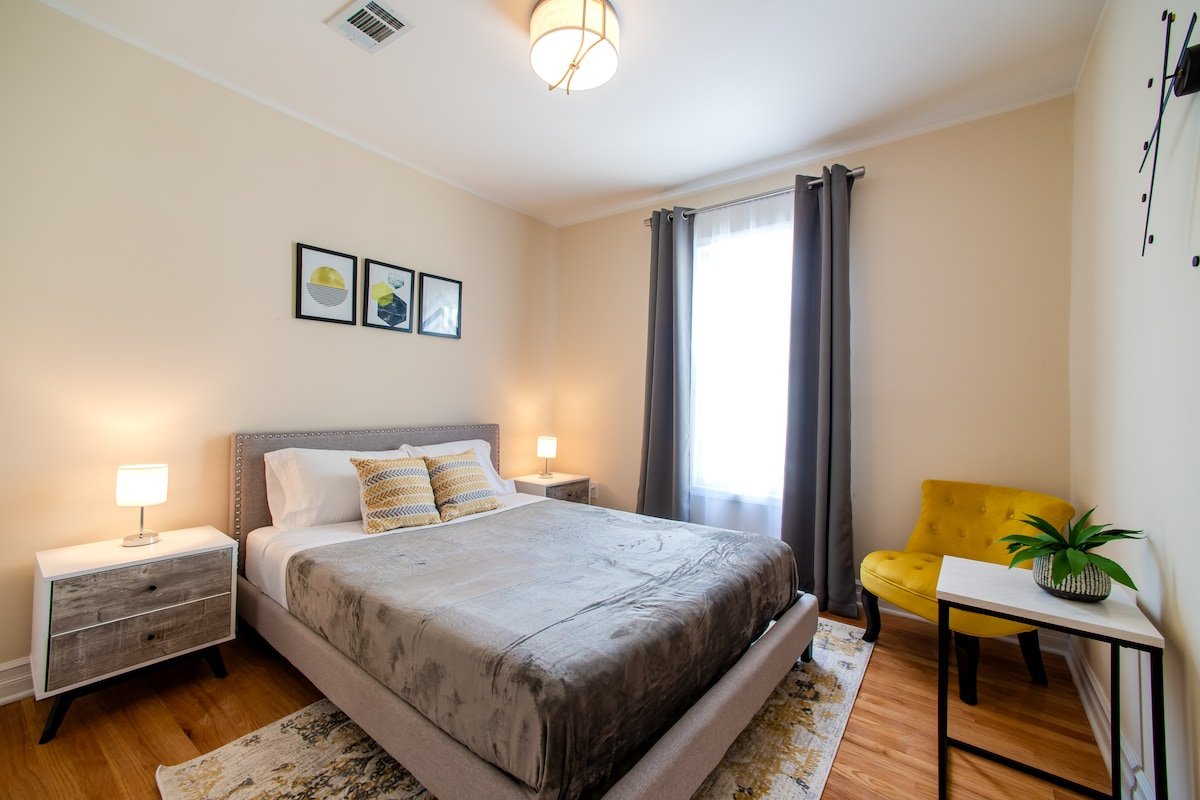 Large 4 BR, 2.5 bath, fits 16, 2min from NY train gallery image 5