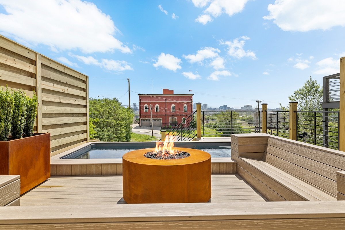 Nash Mega, sleeps 20, pools, hot tubs, rooftops! gallery image 2