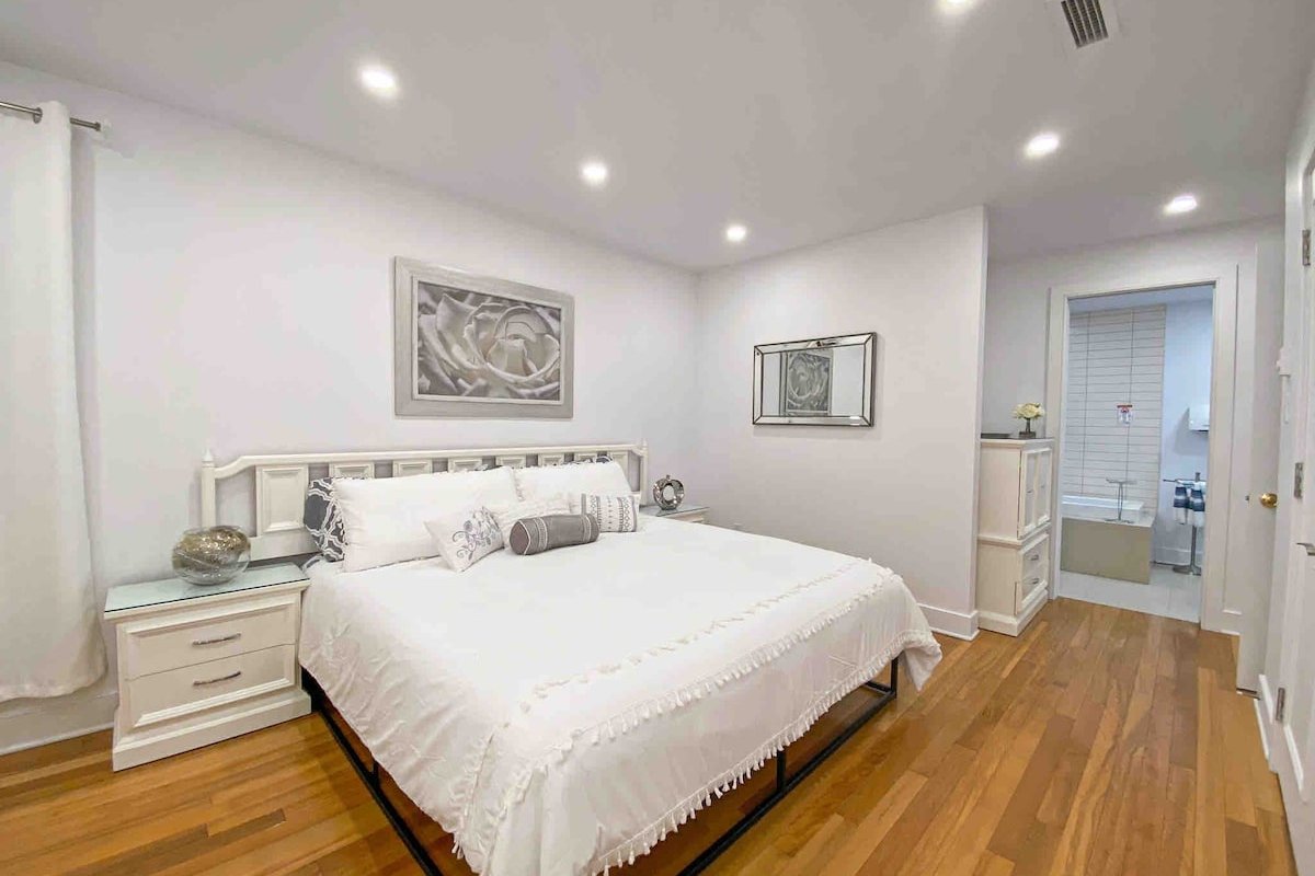 Downtown calm and peaceful 4-BR – with Parking gallery image 5