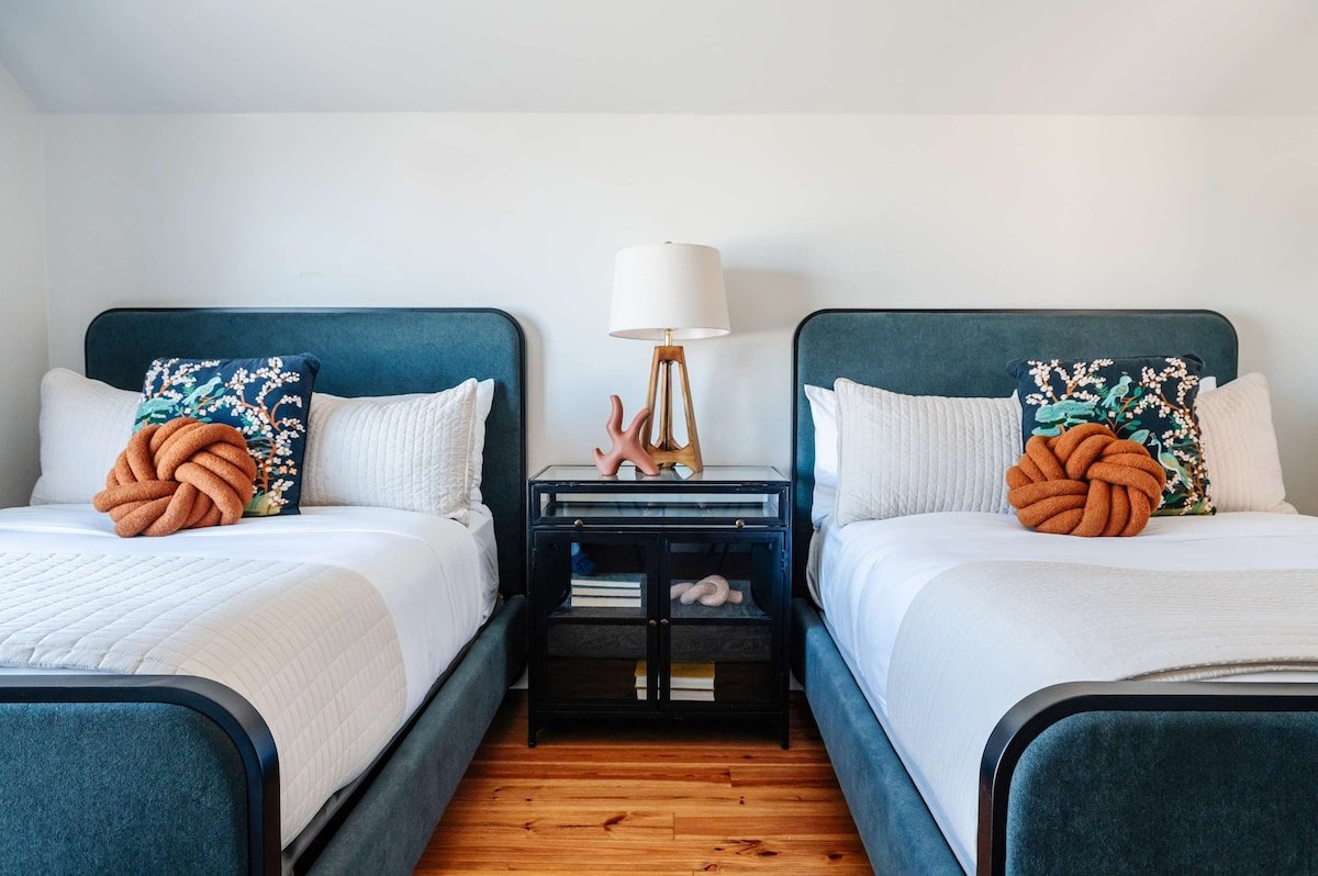 Designer 7 bedroom | Heated Pool | Stay Heirloom gallery image 5