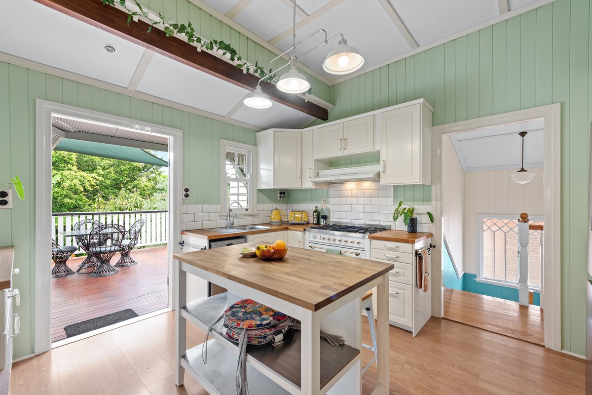 A Colourful Life! 4Bed/2.5Bath/1Car ~ Queenslander