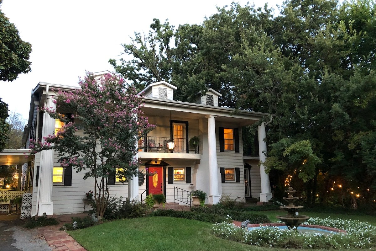 Historic Azalea Estate-7 bdrm, 5.5 bath, King beds gallery image 4