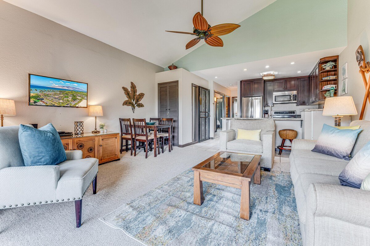 Beautiful Updated Condo, Steps from Beaches/Restau gallery image 3