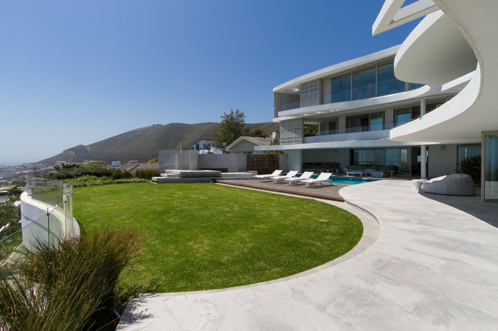 Photo 2 of Villa Esplanade accommodation in Bantry Bay, Cape Town with 4 bedrooms and 5 bathrooms