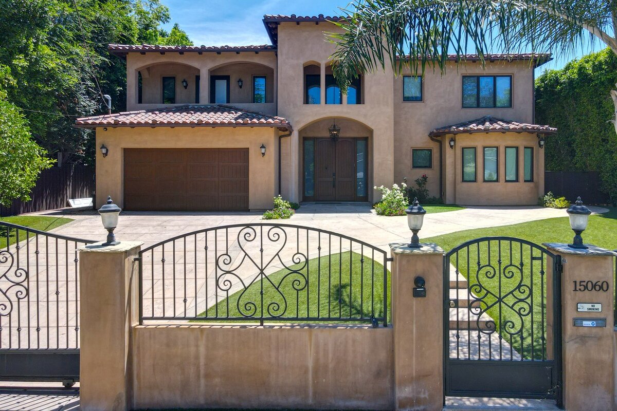 Elegant 6BR Spanish Villa w/Pool, Spa & BBQ gallery image 5