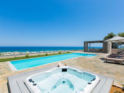 Villa Naya, walking distance to beach & sea view!