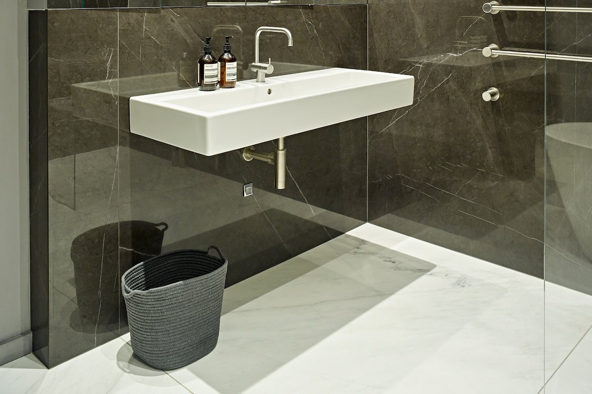 Large and Central Designer Home with Balcony gallery image 5