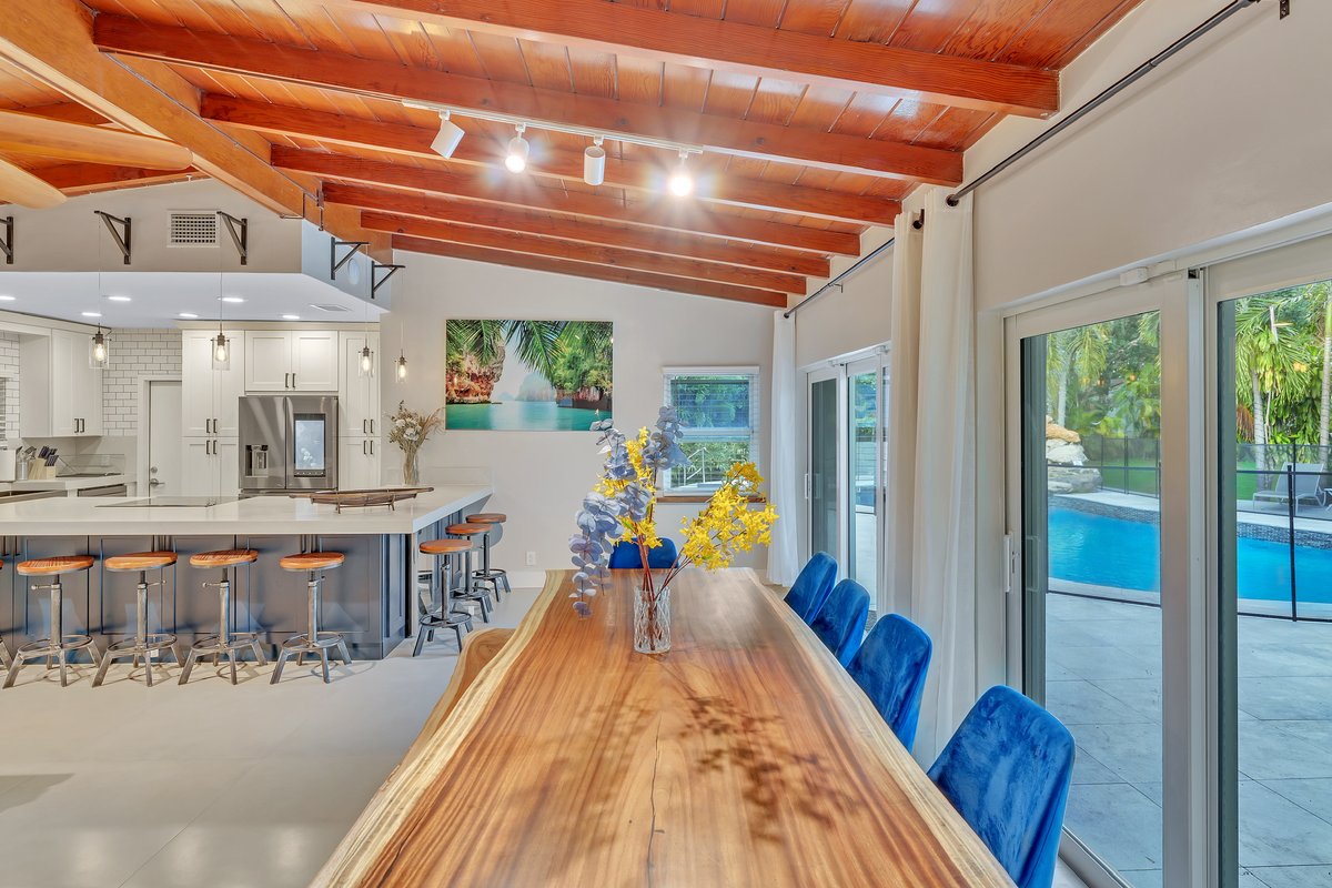 Large 3 bedroom heated pool large Yard