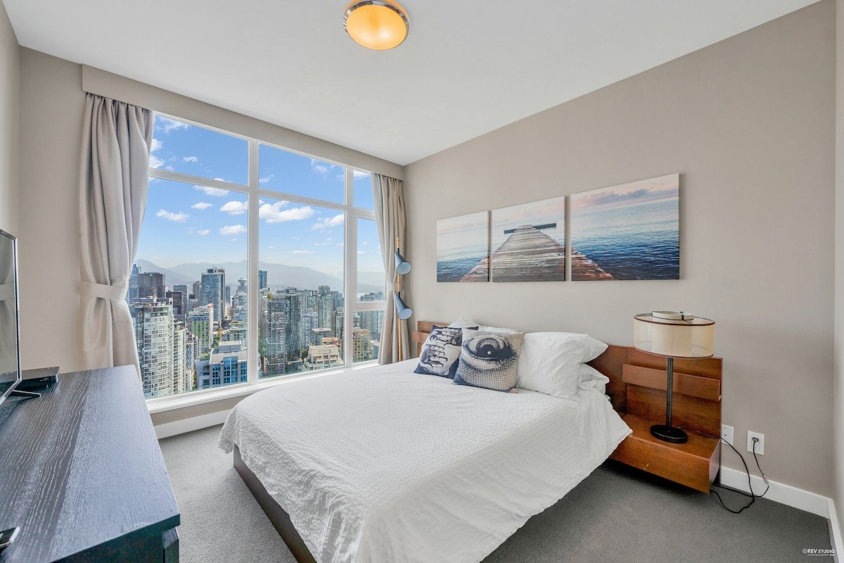 Panoramic Water and City View in Yaletown gallery image 5