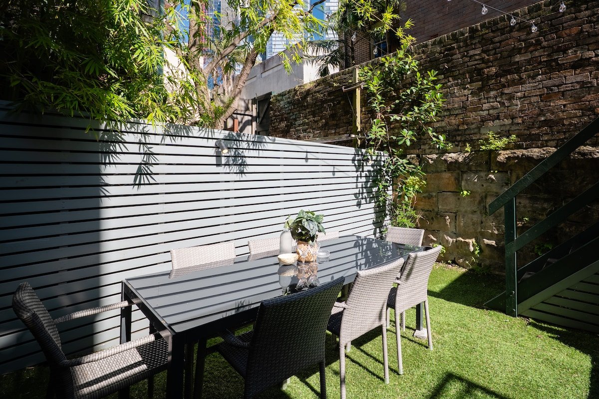 Chic Large 4 Bedroom Water View House @ The Rocks gallery image 4