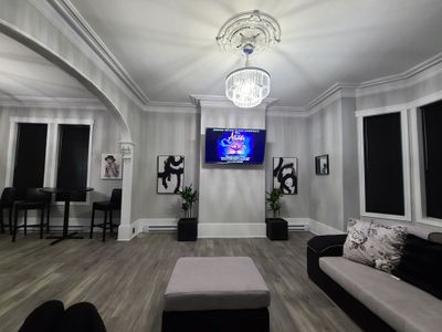 Beautifully Renovated 2 Bedroom Unit -City Central