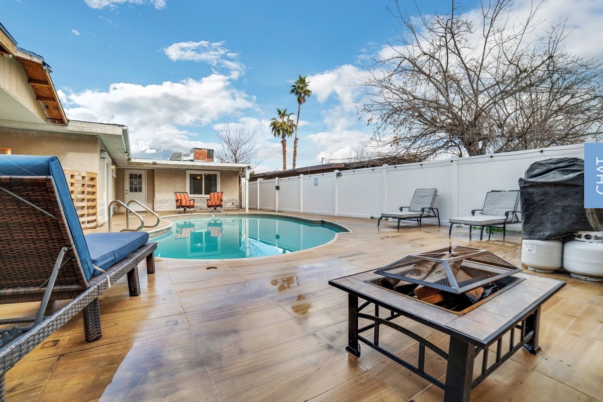 Spacious Villa near Strip*hot tub*Pool SJ