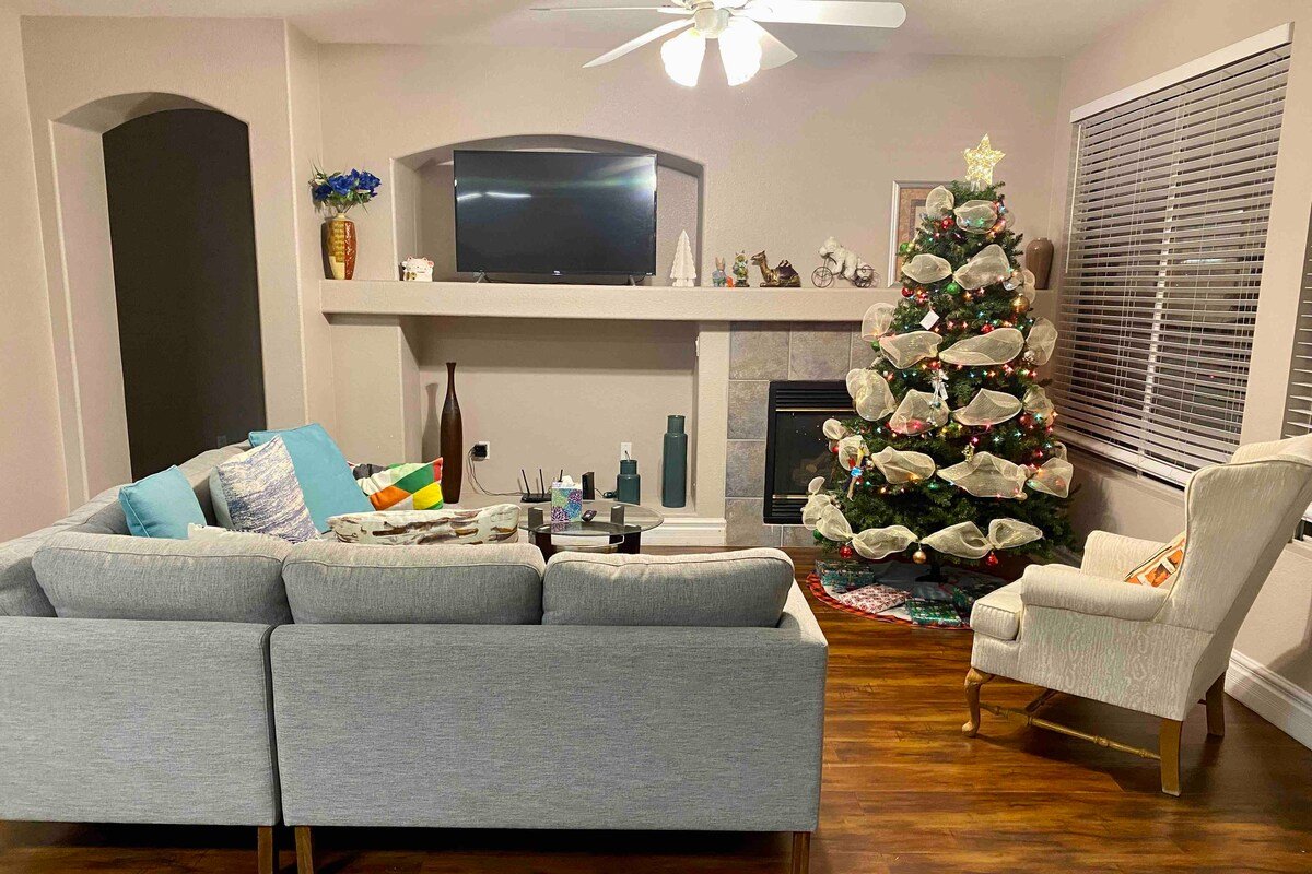 Spacious Retreat with Pool near RedRock Canyon gallery image 4