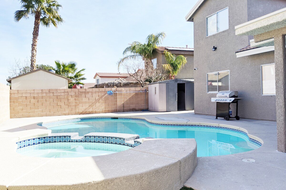 Huge Luxury Estate with 5 Bedrooms and Pool! gallery image 4