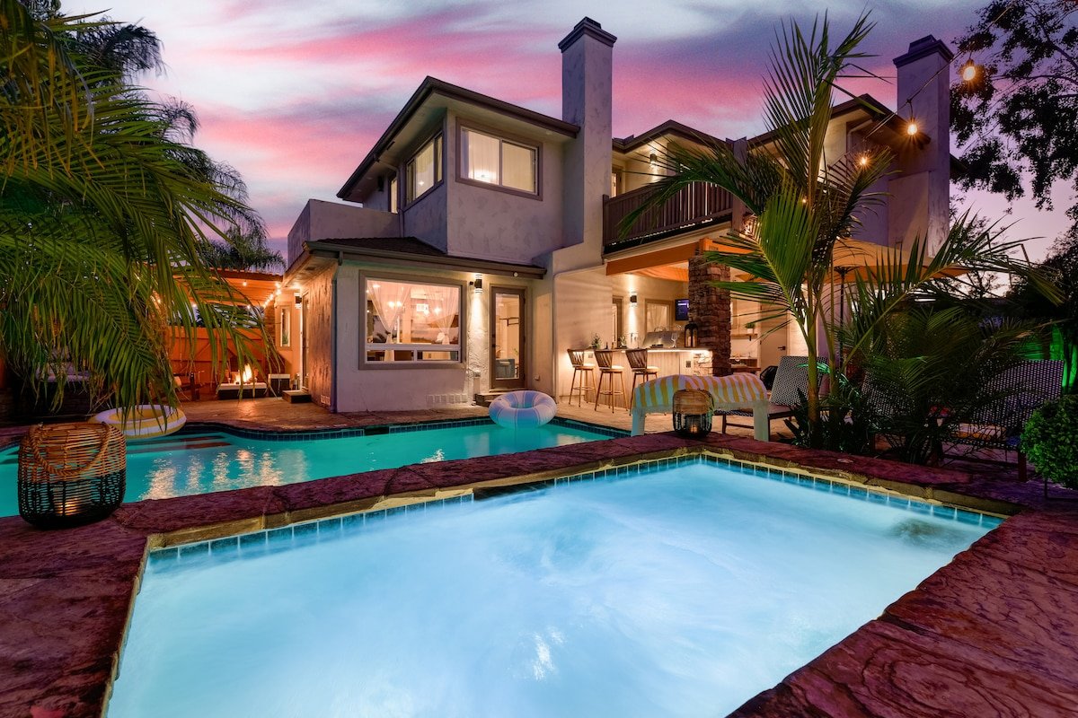 Luxury Oasis! Pool/Jacuzzi & Prime Location! gallery image 2