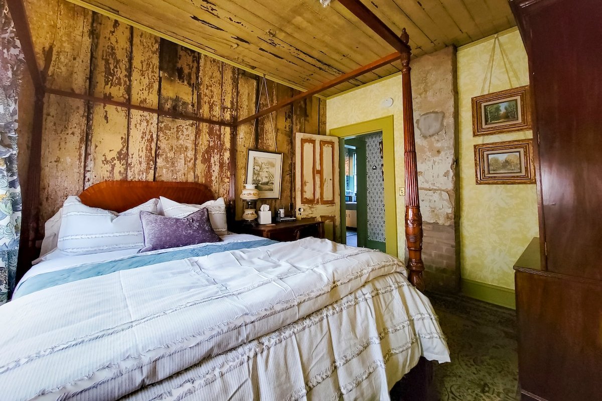 Eclectically Appointed Home w Salt Water Pool/Spa gallery image 2