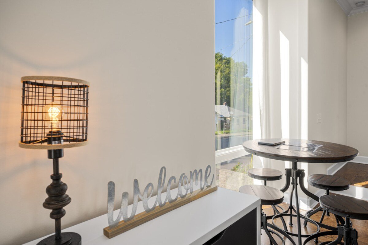 6 Bed – Perfect close 2 Downtown NFL Sunday Ticket gallery image 5