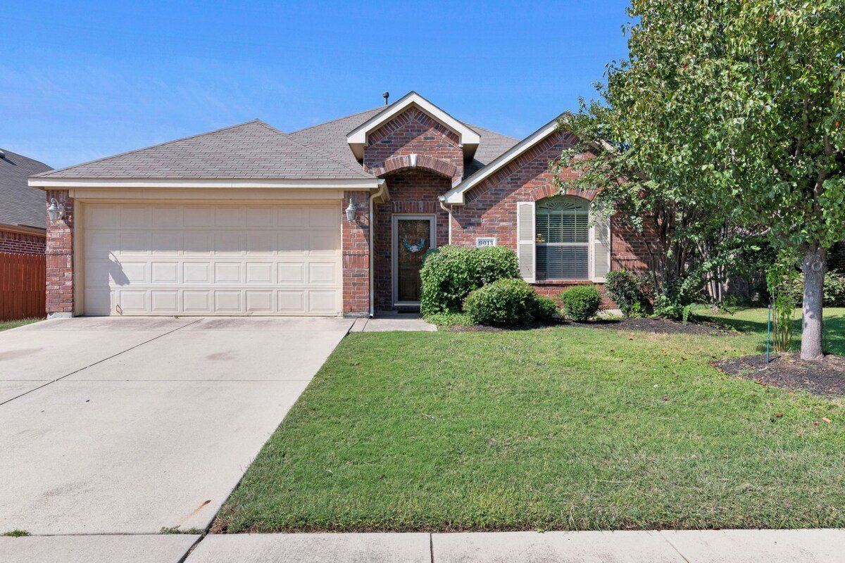 Wonderful Neighborhood; Pool Steps Away! gallery image 5