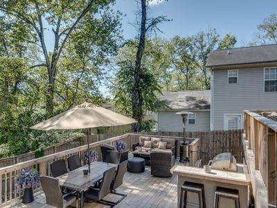 4 Br-hot tub/big deck – 3 miles to Broadway !