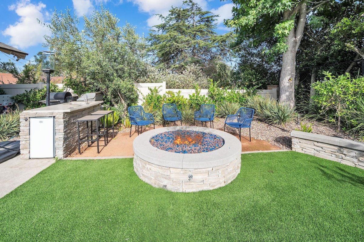 Gorgeous pool, close to beach, restaurants &shops! gallery image 3