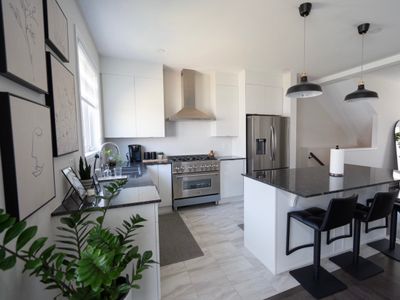 Chic 5BD home in Barrhaven ⭐️ 15MINS 2DT ⭐️