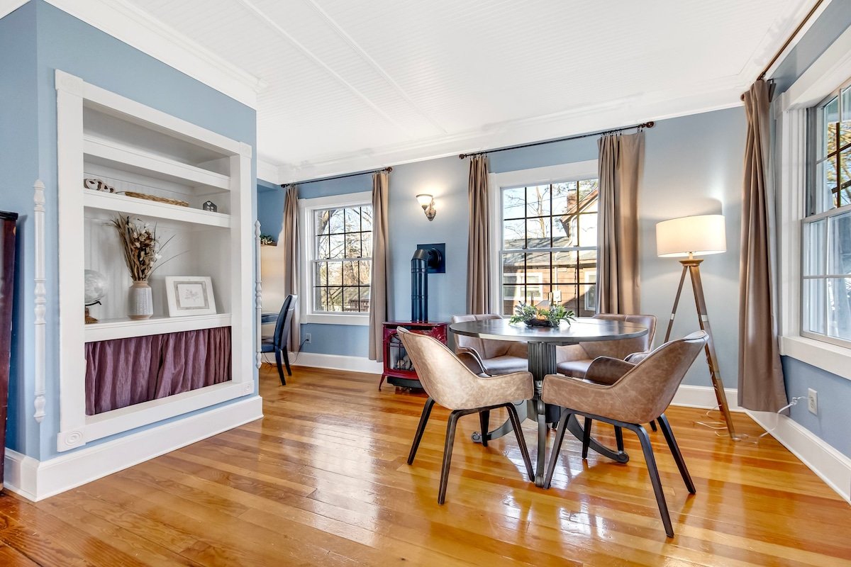 DT Hudson Home w/Hot Tub, 1 block from Riverwalk! gallery image 5