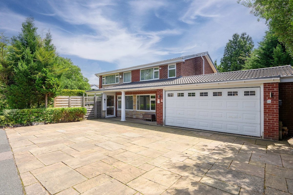 Lovely Greater MCR Family Home by City SuperHost gallery image 2