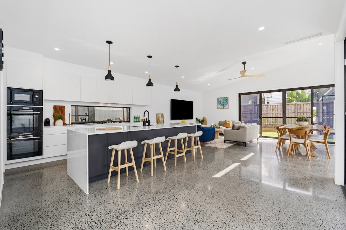 Black Wattle Beach House – just opposite the beach gallery image 5