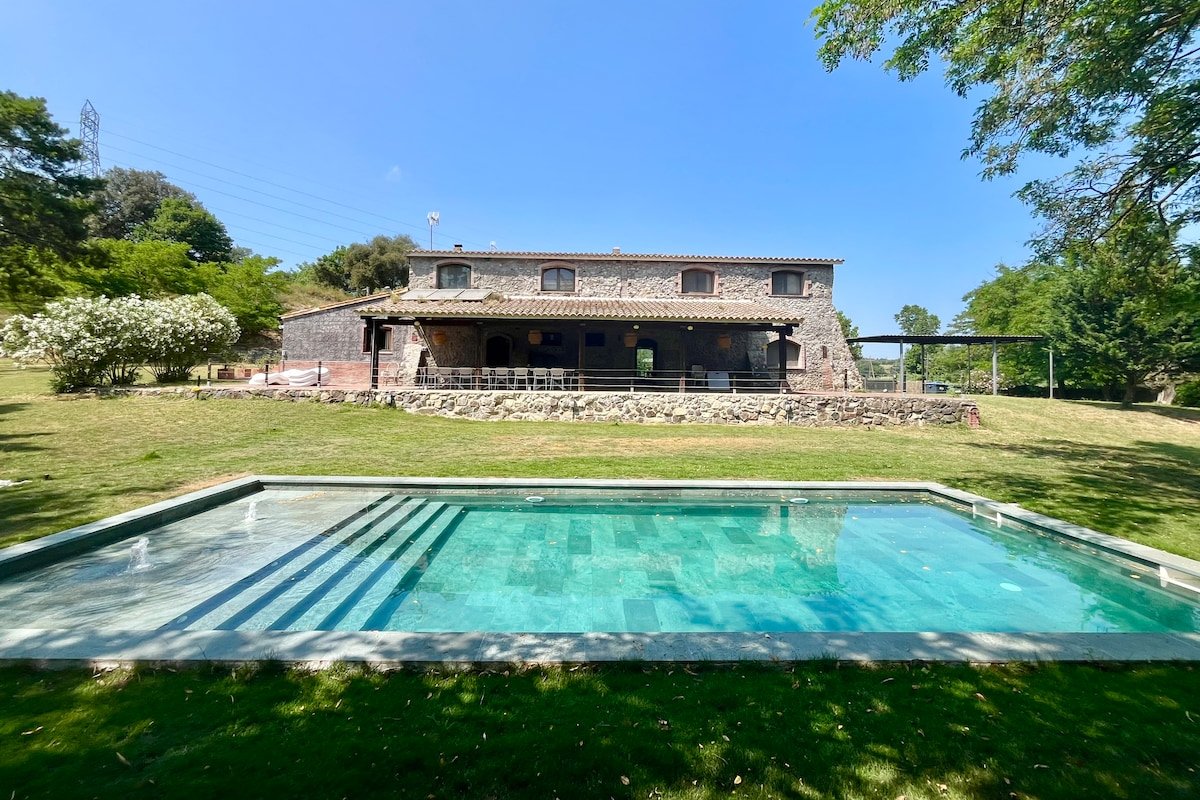 Luxury MASIA PUIG PIQUE, pool, BBQ, huge garden gallery image 2