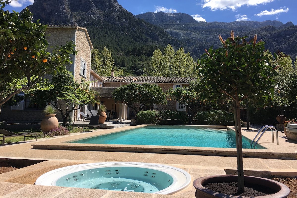 Finca with large pool and fully lit tennis court gallery image 2