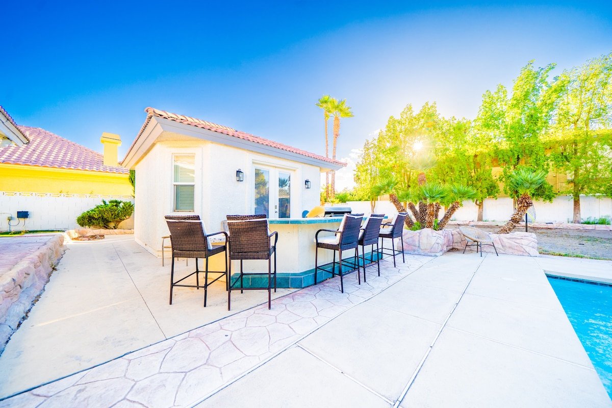 Las Vegas Oasis: 11 Beds, Private Pool and Casita gallery image 3