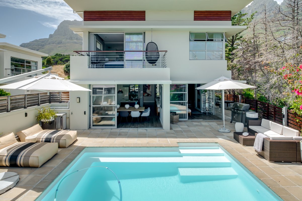 Luxurious Arty Villa close to beaches!