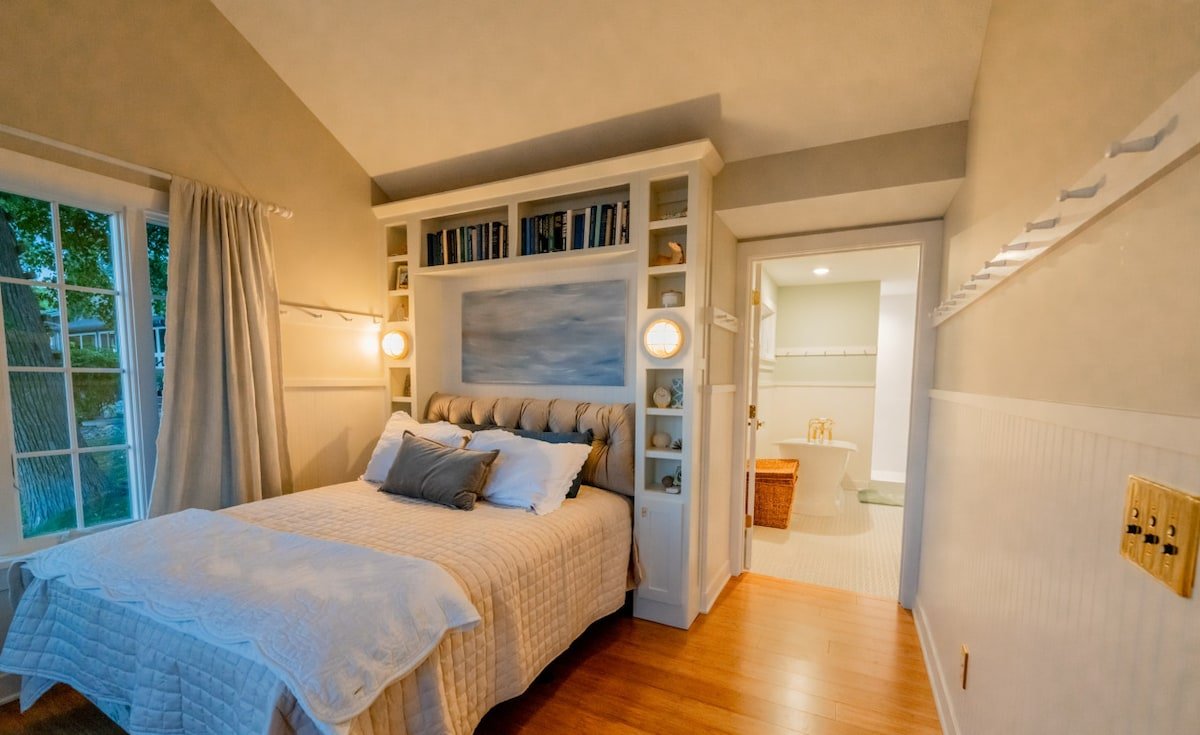 Lakefront Cottage with Sunrise Views & EV Charger gallery image 5