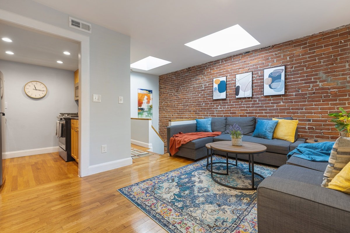 *NEW* 3 BR South End Duplex with A/C in the city! gallery image 3